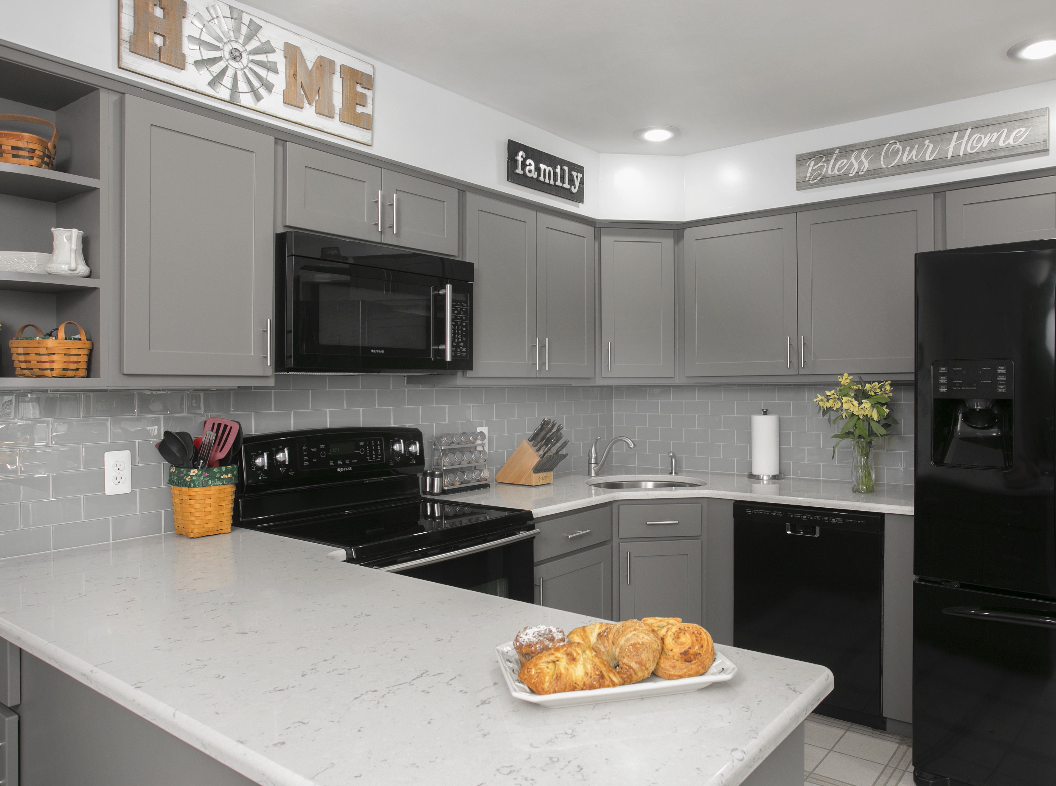 Pros & Cons of Matte Cabinets and Countertops